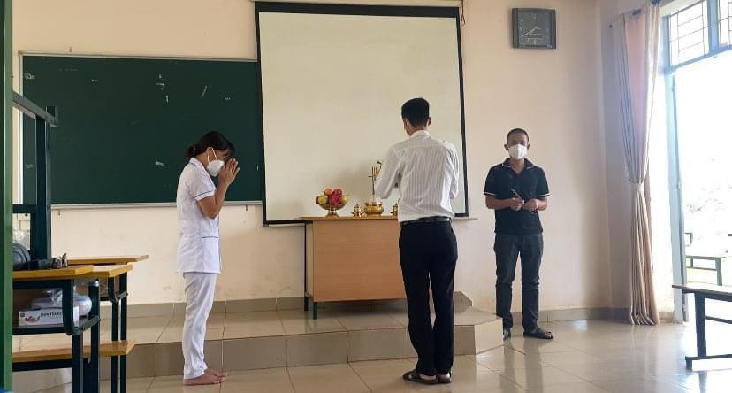 Chị Hương lập bàn thờ bái vọng cha tại khu cách ly