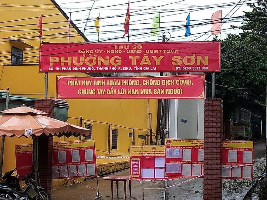 Trụ sở UBND phường Tây Sơn bị phong tỏa