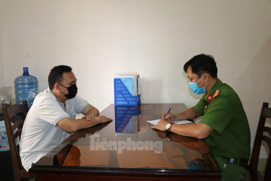 Chủ sòng Đặng Thế Hưng tại cơ quan công an. Ảnh: Nam Trần 