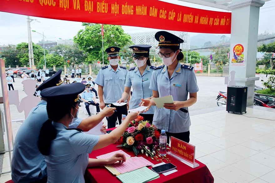 Cán bộ, công chức Chi cục Hải quan cửa khẩu Hữu Nghị (Lạng Sơn) bầu cử tập trung sáng 23/5
