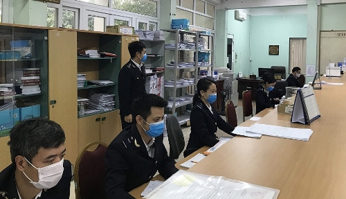 Công chức Chi cục Hải quan Hải Dương (thuộc Cục Hải quan Hải Phòng) nghiêm túc phòng chống dịch bệnh COVID-19, đảm bảo giải quyết thủ tục xuất nhập khẩu