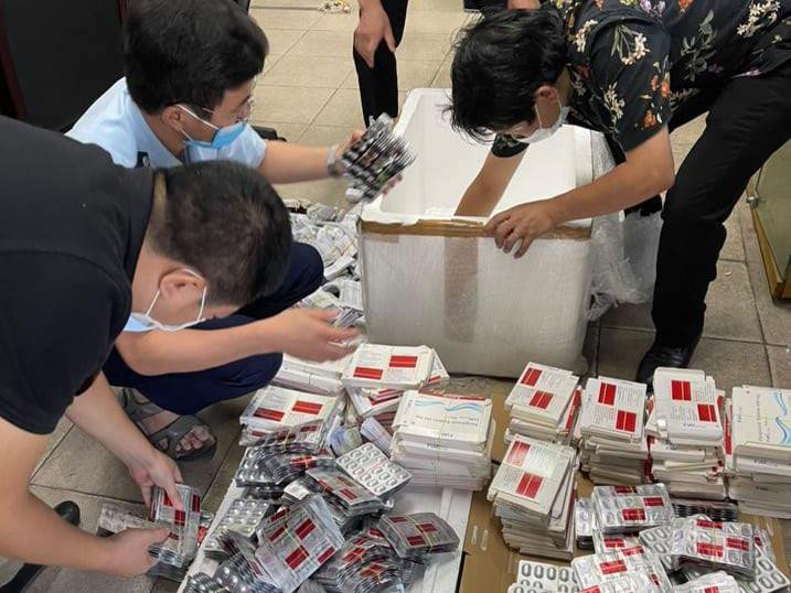 Lực lượng Hải quan kiểm đếm lô thuốc không có giấy tờ theo quy định