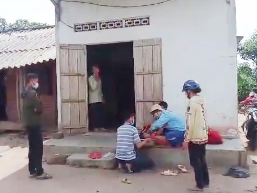 Người thân đau xót, khóc thương cháu Huy 