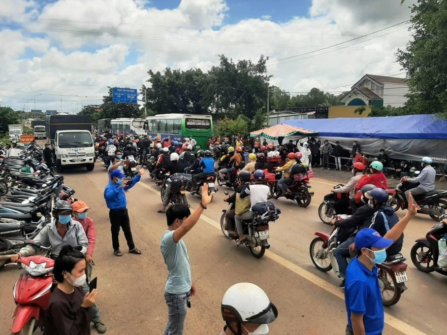 Người dân Tây Nguyên từ các tỉnh phía Nam rồng rắn bằng xe máy về quê tránh dịch