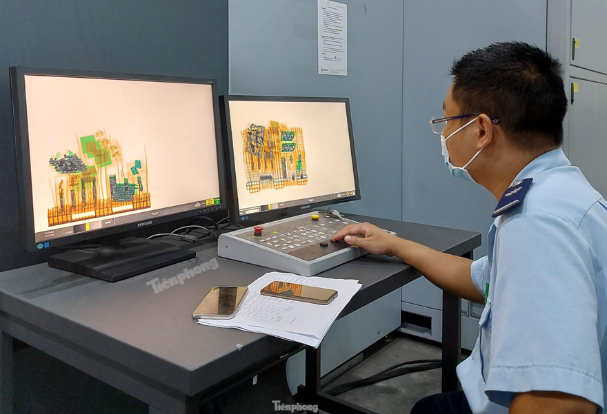 Công chức Hải quan giám sát hàng hóa thông qua máy soi chiếu