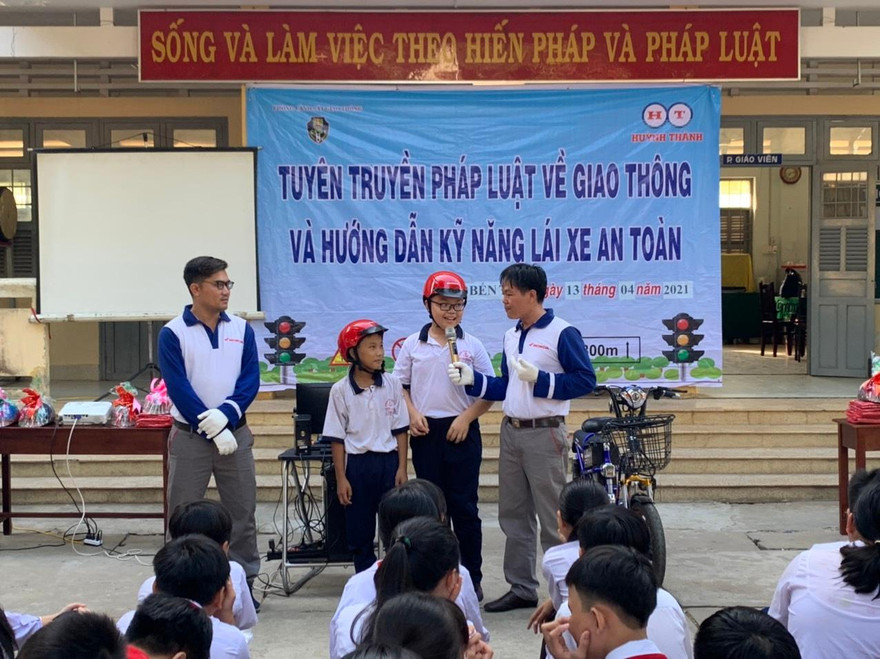 HEAD Huỳnh Thành hướng dẫn các em nhỏ đội mũ bảo hiểm an toàn (Ảnh chụp thời điểm ở đây chưa có dịch COVID-19) 