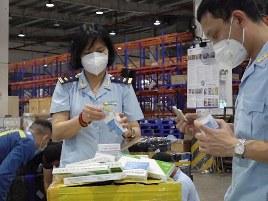 Hải quan kiểm tra thực tế các lô hàng có dấu hiệu vi phạm