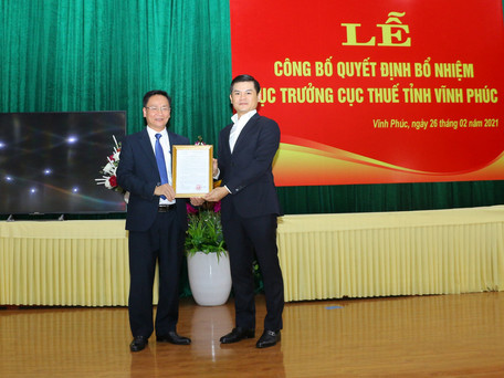Phó Tổng cục trưởng Tổng cục Thuế Vũ Chí Hùng trao quyết định bổ nhiệm Cục trưởng Cục Thuế Vĩnh Phúc cho ông Lê Văn Phúc