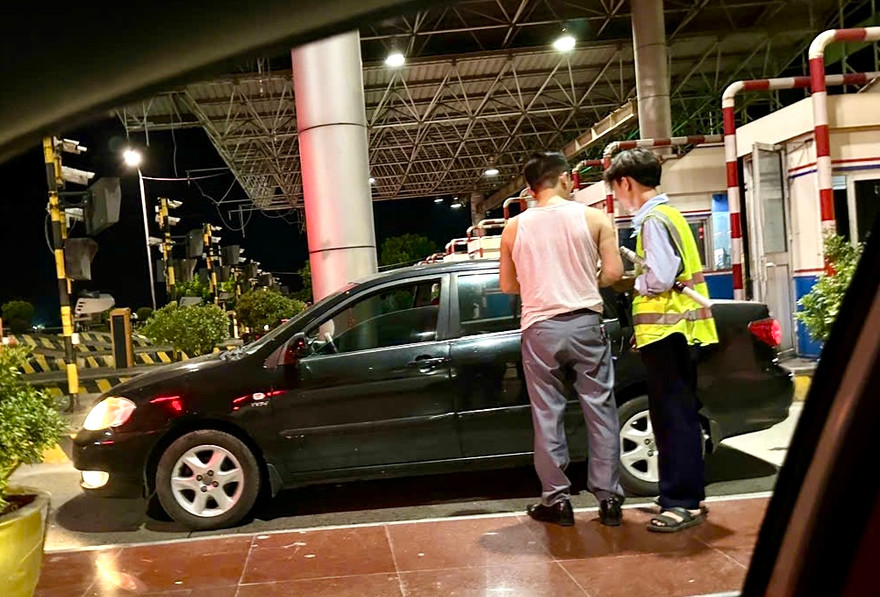 Trạm thu phí Thường Tín lỗi ETC, lái xe phải xuống đường gọi người mở barie