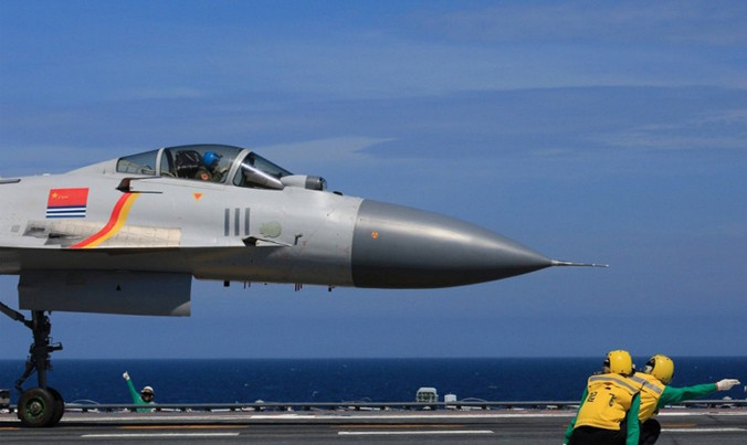 Một máy bay J-15 trên boong tàu sân bay Liêu Ninh. Tàu này được mở cửa cho người dân vào tham quan lần đầu tiên vào cuối tuần qua tại Hong Kong. Ảnh: Xinhua.