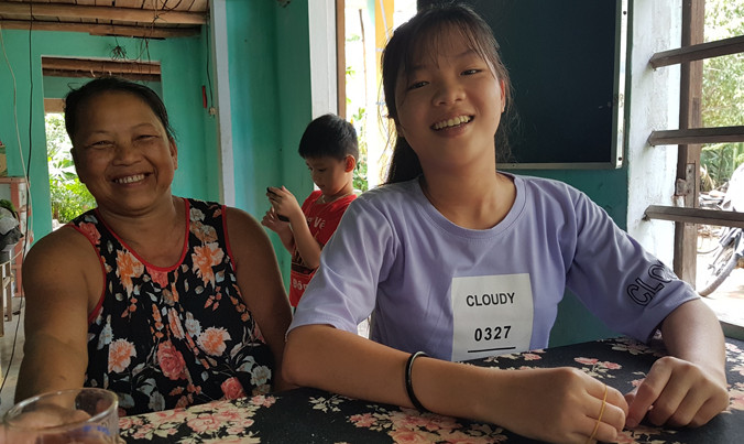 Tuyết chia sẻ niềm vui điểm 10 với mẹ. Ảnh H. Văn.