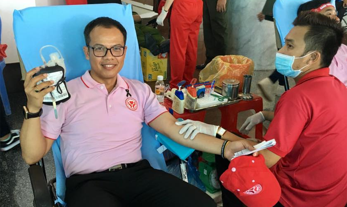 Ông Chinoros tham gia hiến máu tại hành trình Đỏ.