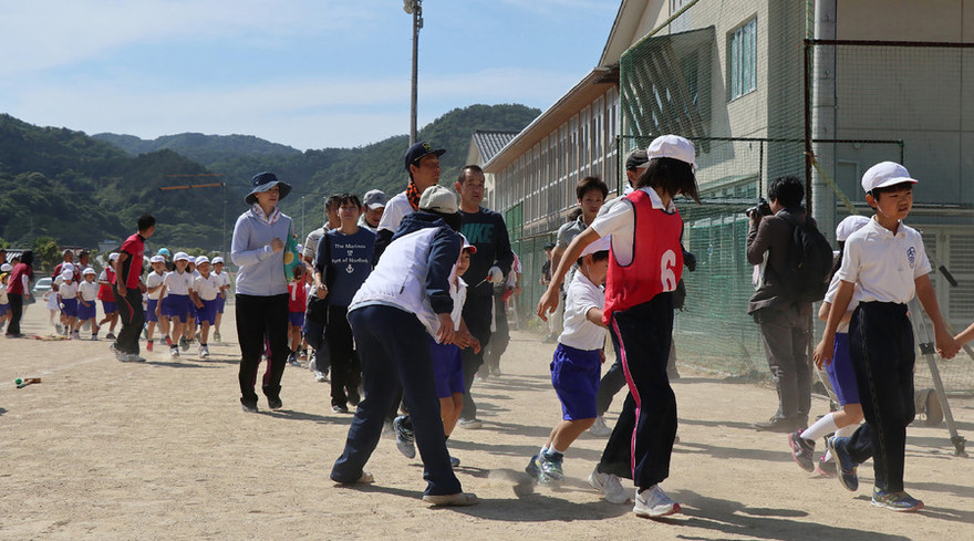 Trẻ em ở thị trấn Abu tham gia buổi diễn tập. Ảnh: AFP.