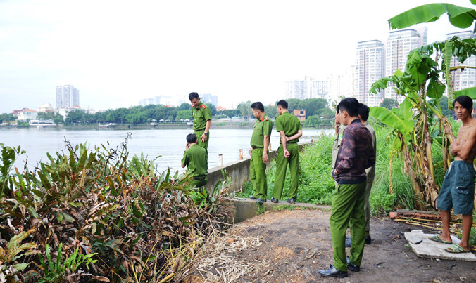 Lực lượng chức năng khám nghiệm hiện trường.