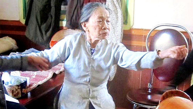 Bà cụ 90 tuổi kể lại giấy phút thấy kẻ sát nhân. Ảnh: VnExpress
