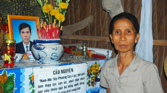 Bà Gấu bên bàn thờ đứa con trai xấu số vừa bị giết
