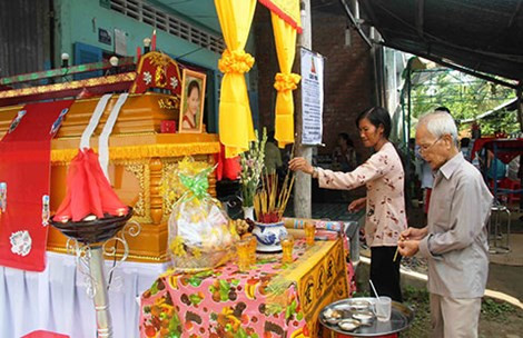 Bà con chòm xóm đến thắp nhang trong đám tang nữ sinh Hà My. Ảnh: Gia Tuệ