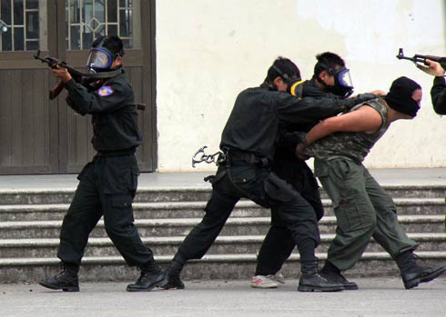 Lực lượng chức năng thành phố Hà Nội diễn tập giải cứu con tin. Ảnh: Thái Thịnh