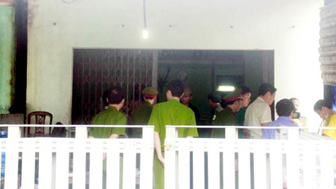 Công an khám nghiệm hiện trường vụ án vào sáng nay 7/1