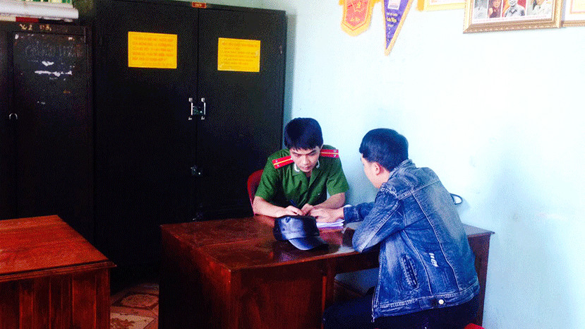 Các đối tượng khả nghi đang được gọi lên lấy lời khai. Ảnh: Báo Gia Lai