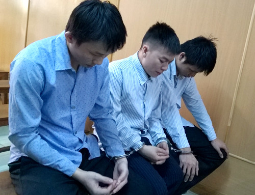 Bị cáo Hằng (giữa) và hai người bạn thừa nhận hành vi phạm tội. Ảnh: Bình Nguyên