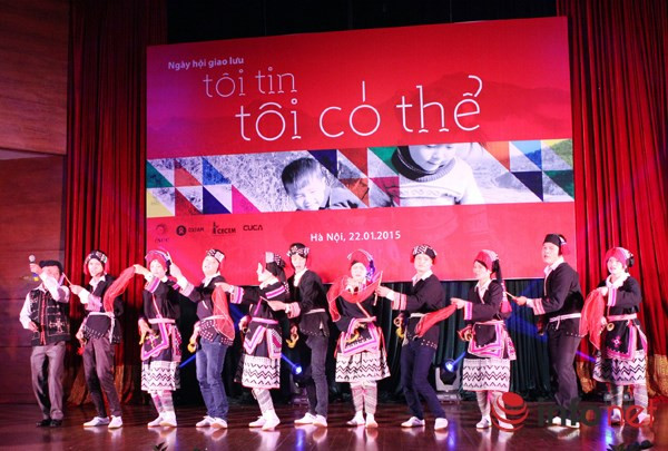 Điệu múa xòe của người Dao trong buổi biểu diễn 