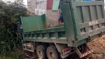 Chiếc xe "điên" chỉ dừng lại sau khi lao xuống vườn nhà dân