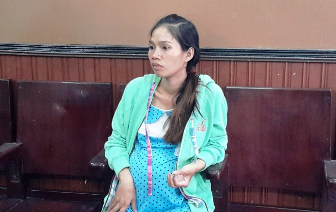 Mặc dù mang thai tháng thứ 7 nhưng Thảo vẫn đi trộm đồ. Ảnh: Đông Sơn.