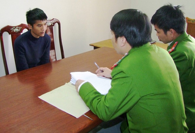 Được bạn nhờ đánh hộ, Duy cầm thanh sắt đánh chết người