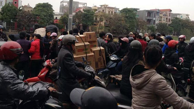 Nhiều người dân hiếu kỳ đã dừng xe theo dõi vụ việc