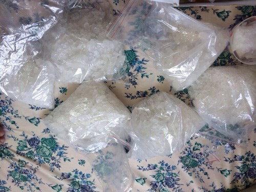 Các gói ma túy đá tang vật của nhóm Thắng