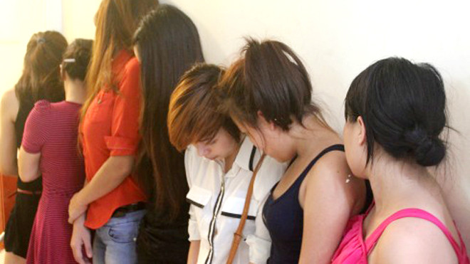 Thành phố Hà Nội cho hay, việc xử phạt hành chính không có tác dụng răn đe, hầu hết người bán dâm vẫn tái phạm. Ảnh: Việt Dũng