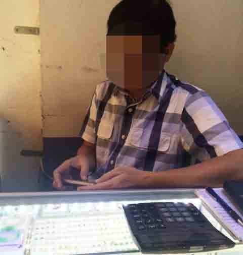 Chủ tiệm vàng ở quận 1 bị "nữ quái" kề dao vào cổ. Ảnh: Khánh Trung