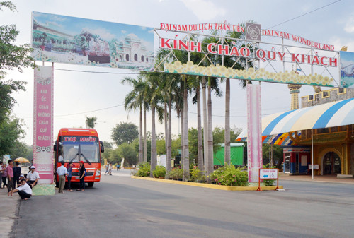 Số gỗ cơ quan điều tra tình nghi được cho là mau về xây đền thờ trong Khu du lịch Đại Nam. Ảnh: Xuân Thuỳ