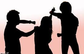 Hai gã trai bị bắt tại trận khi hiếp dâm tập thể cô bán vé số