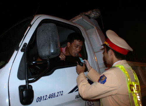 Cảnh sát giao thông Hà Nội sẽ tăng cường kiểm tra nồng độ cồn từ nay đến Tết Nguyên đán. Ảnh: Bá Đô