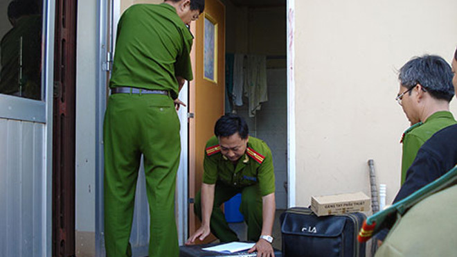 Khám nghiệm hiện trường vụ nhân viên Bưu điện Cầu Voi (tỉnh Long An) bị giết hại