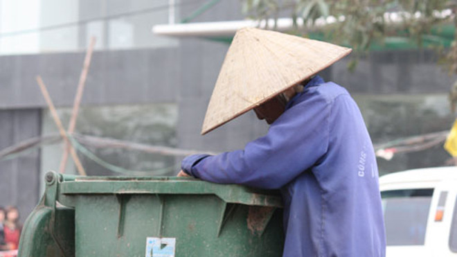 Người nghèo thủ đô sẽ được cấp biên lai phí đường bộ có ghi chữ "Hộ nghèo". Ảnh:Võ Hải