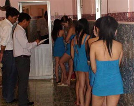 Nhân viên massage bán dâm tại chỗ