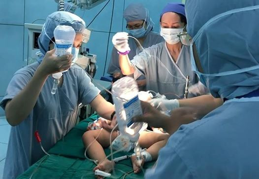 Bé Long được cấp cứu tại bệnh viện. Ảnh: Trương Quang Định