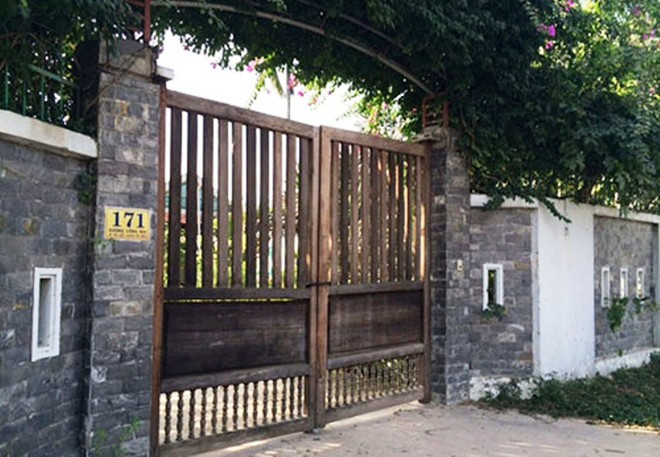 Bên trong căn nhà này là nơi nuôi nhốt con gấu đã cắn đứt lìa 2/3 tay phải của bé D