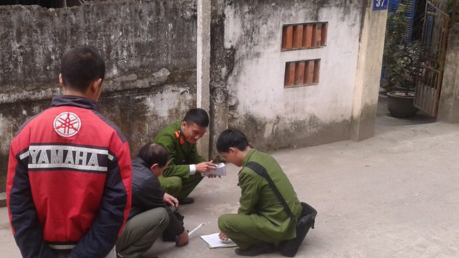 Công an khám nghiệm hiện trường xảy ra vụ nổ súng tối 20/1