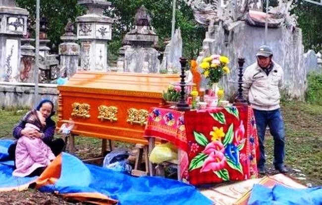 Gia đình tổ chức an táng cho nạn nhân