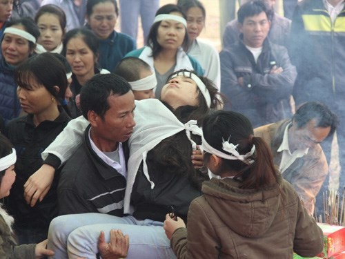 Trong đám tang của một nạn nhân - Ảnh: Phạm Đức - Phan Ngọc