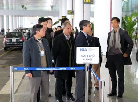 Thứ trưởng GTVT Phạm Qúy Tiêu (ngoài cùng bên phải) đi kiểm tra ga T2 - Nội Bài