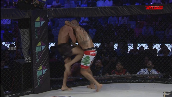 Cú đá phạm luật của Hadbi. Ảnh: Brave.