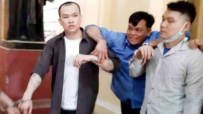 Phúc XO được dìu đến tòa sáng nay. Ảnh: Tân Châu