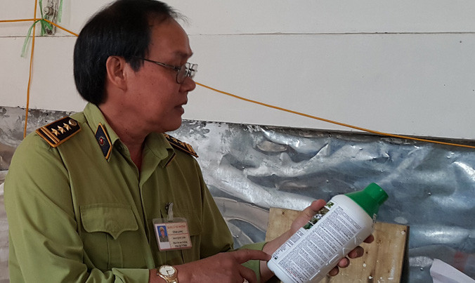 Ông Trần Quốc Linh, Phó chi cục trưởng Chi cục quản lý thị trường tỉnh đang kiểm tra vụ việc.