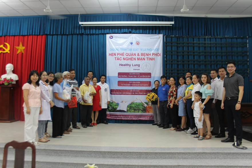 Đoàn bác sĩ khám bệnh cùng người dân được tầm soát.