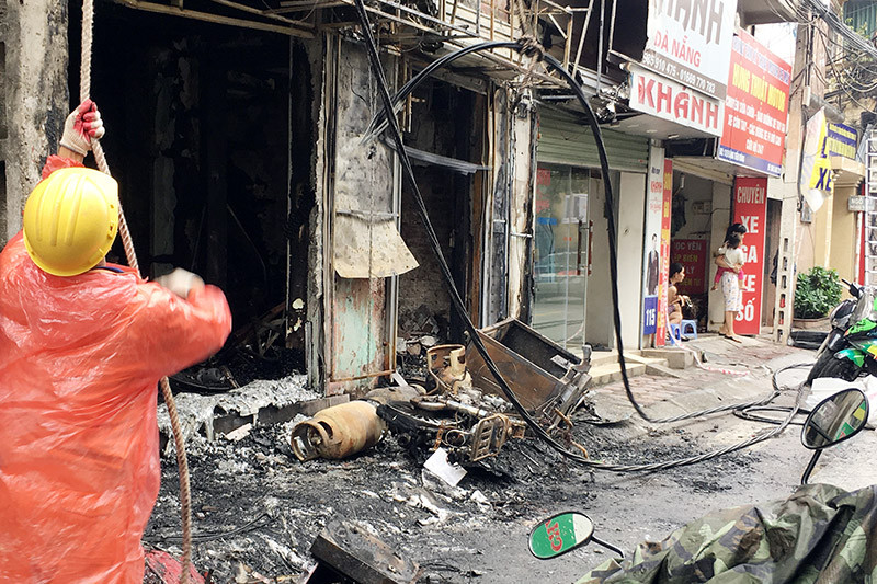 Theo người dân, vào thời điểm trên, họ nghe thấy tiếng hô hoán báo cháy ở ngôi nhà số 111 Đặng Tiến Đông sau đó lửa bùng phát dữ dội.